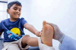 revisión pies niños